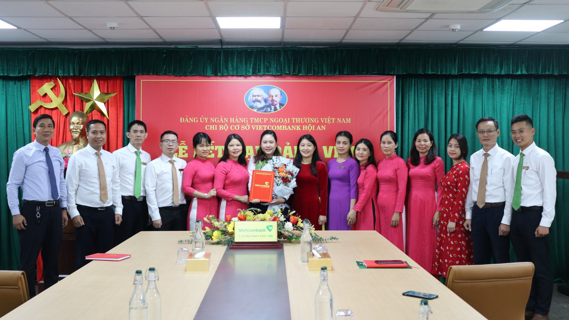 Lễ kết nạp đảng đồng chí Phan Thị Đoan Khanh, cán bộ Phòng khách hàng.