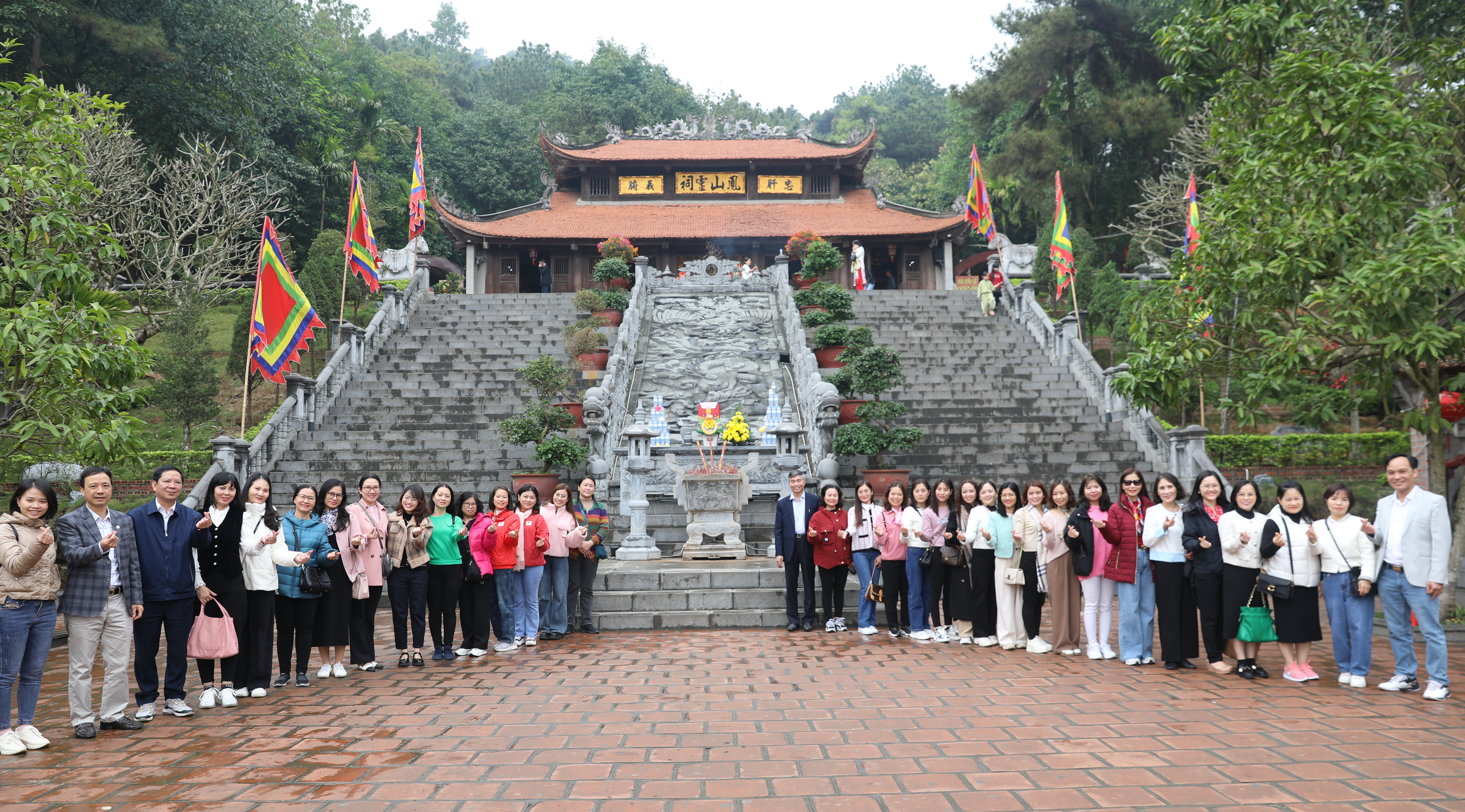 Đoàn chụp ảnh lưu niệm tại đền thờ Chu Văn An.