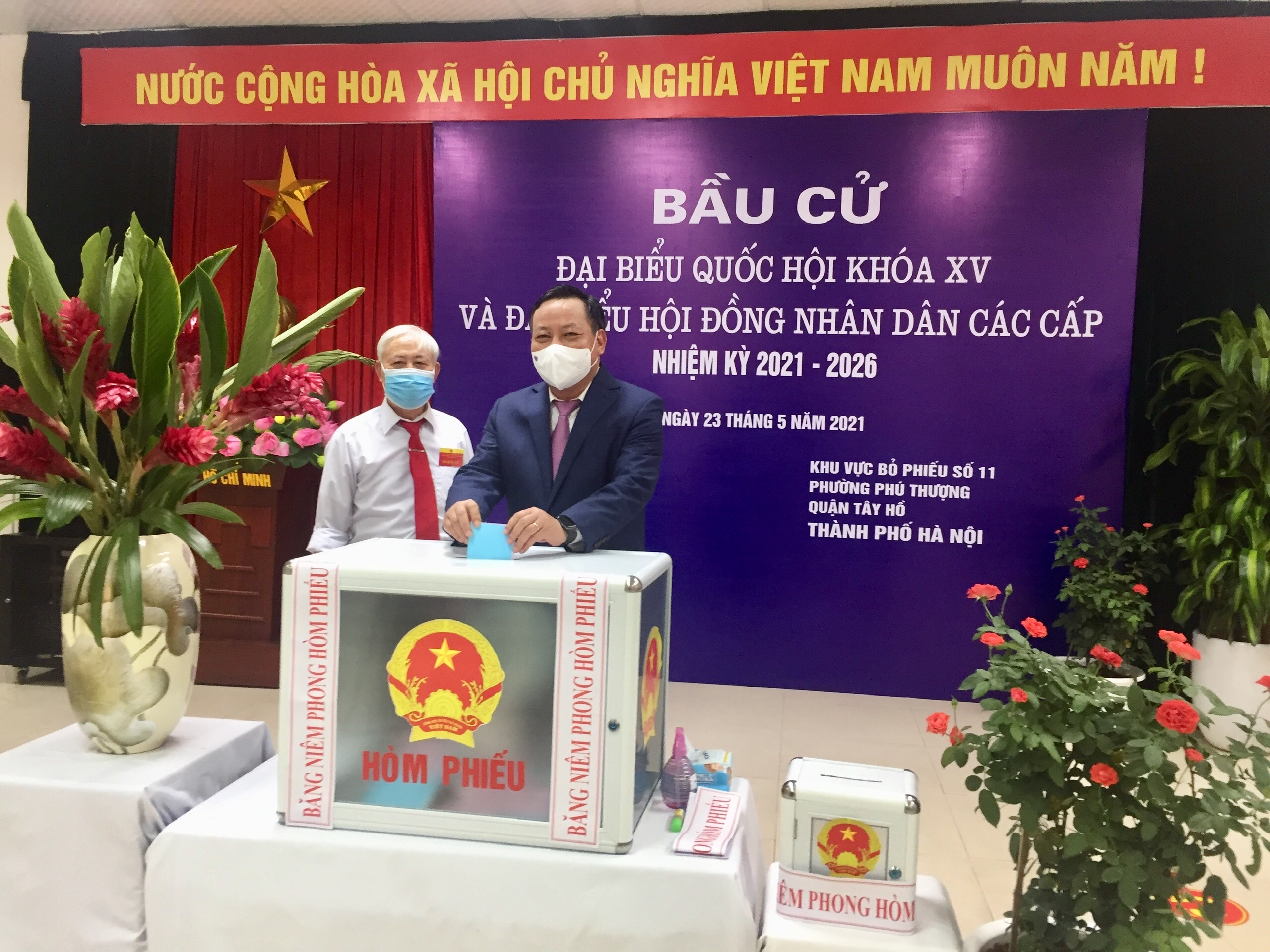 Đồng chí Nguyễn Văn Phong, Phó Bí thư Thành ủy bỏ phiếu tại khu vực bỏ phiếu số 11, phường Phú Thượng