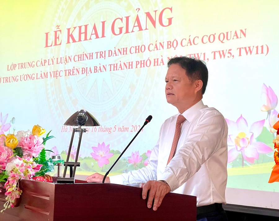 Đồng chí Vũ Đức Bảo, Ủy viên Ban Thường vụ, Trưởng Ban Tổ chức Thành ủy Hà Nội phát biểu tại Lễ khai giảng.