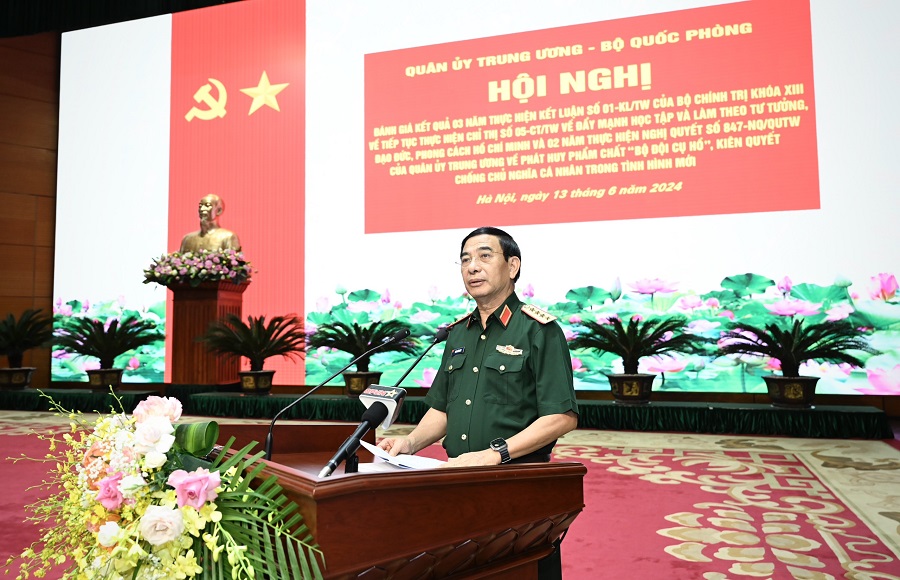 Đại tướng Phan Văn Giang, Ủy viên Bộ Chính trị, Phó Bí thư Quân ủy Trung ương, Bộ trưởng Bộ Quốc phòng phát biểu tại Hội nghị.