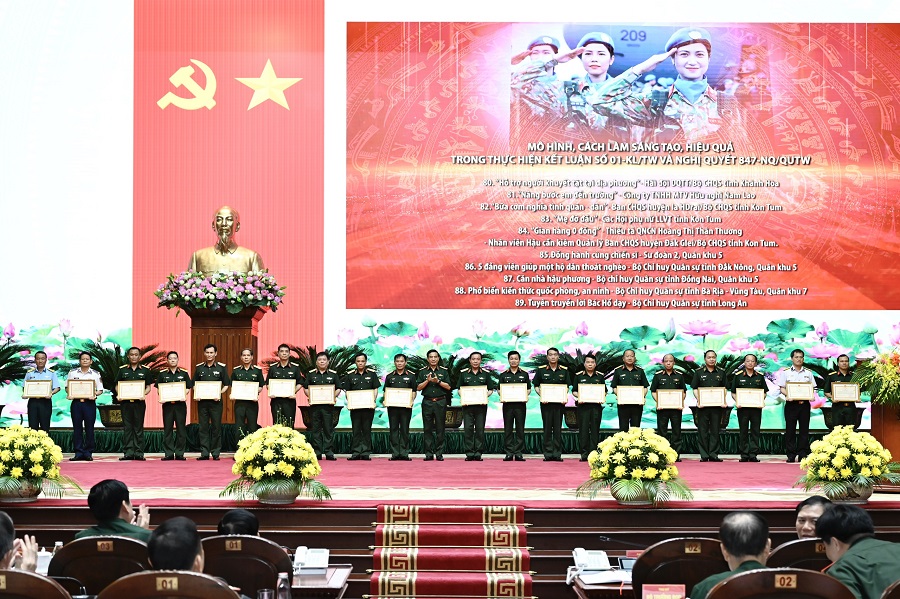 Lãnh đạo Bộ Quốc phòng, Tổng cục Chính trị Quân đội nhân dân Việt Nam trao thưởng tặng các tập thể, cá nhân có nhiều thành tích xuất sắc trong thực hiện Kết luận số 01 và Nghị quyết số 847.