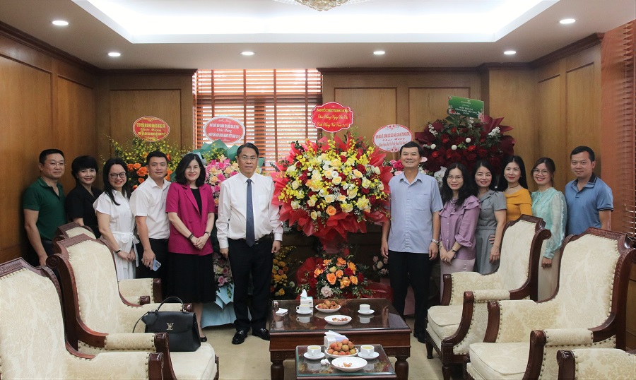 Đồng chí Phan Thăng An, Phó Trưởng Ban Tổ chức Trung ương chúc mừng cán bộ, phóng viên Tạp chí Xây dựng Đảng.