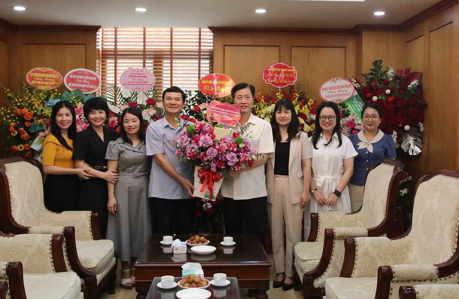 Đồng chí Bùi Tuấn Quang, Phó Trưởng Ban Dân vận Trung ương chúc mừng Tạp chí Xây dựng Đảng.