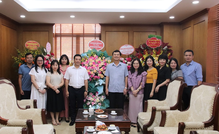 Đồng chí Nguyễn Thái Bình, Phó Giám đốc Nhà xuất bản Chính trị quốc gia Sự thật chúc mừng Tạp chí Xây dựng Đảng.