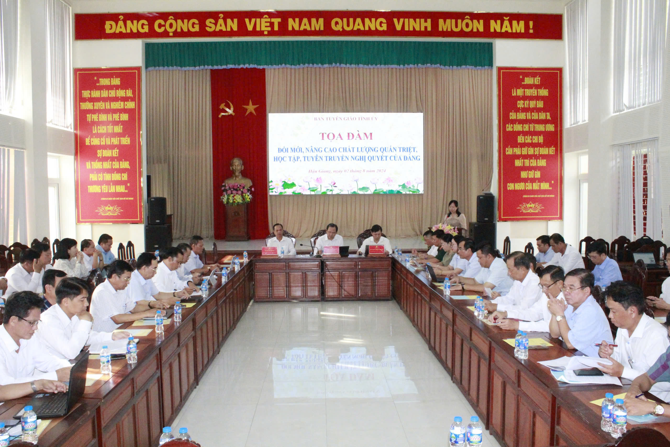 Quang cảnh buổi Tọa đàm “Đổi mới, nâng cao chất lượng quán triệt, học tập, truyên truyền nghị quyết của Đảng.”