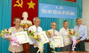 An Giang trao Huy hiệu 60 năm, 50 năm tuổi Đảng
