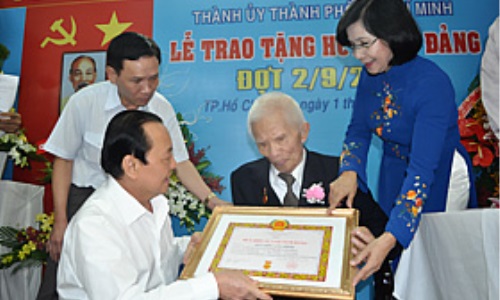 Thành ủy TPHCM tổ chức trao Huy hiệu 65 tuổi Đảng cho đồng chí Nguyễn Văn Chính