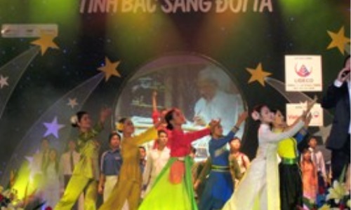 Tình Bác sáng đời ta