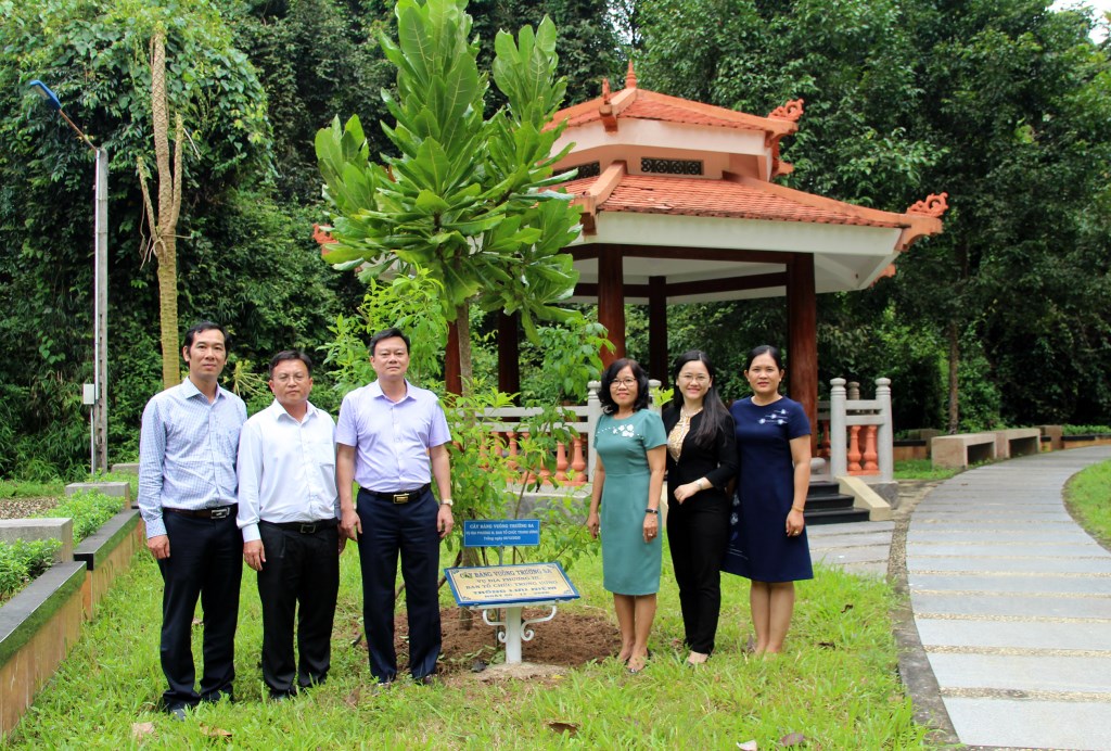 Vụ Địa phương III và Ban Tổ chức Tỉnh ủy Tây Ninh dâng hương tưởng niệm tại nơi làm việc Ban Tổ chức Trung ương Cục miền Nam (Ảnh: HH)