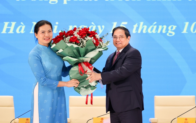 Thủ tướng Phạm Minh Chính tặng hoa chúc mừng lãnh đạo Hội Liên hiệp Phụ nữ Việt Nam - Ảnh: VGP/Nhật Bắc.