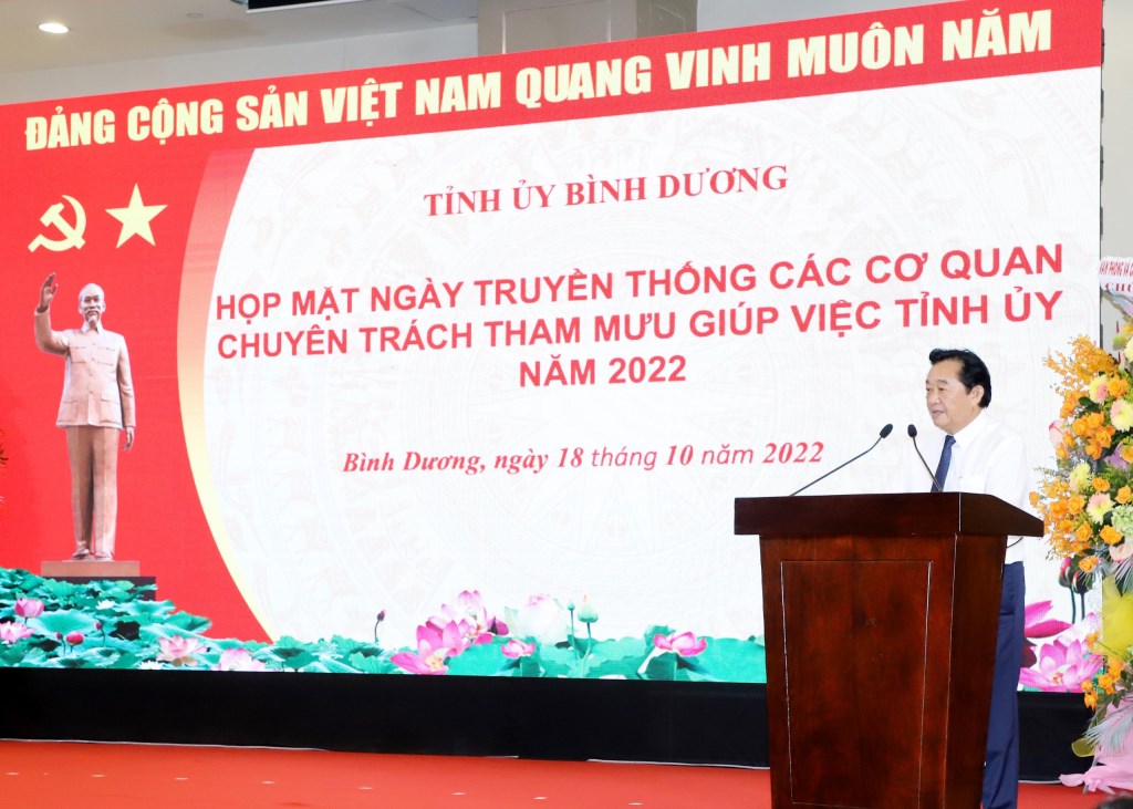 Phó Bí thư Thường trực Tỉnh ủy Nguyễn Hoàng Thao phát biểu tại buổi họp mặt.