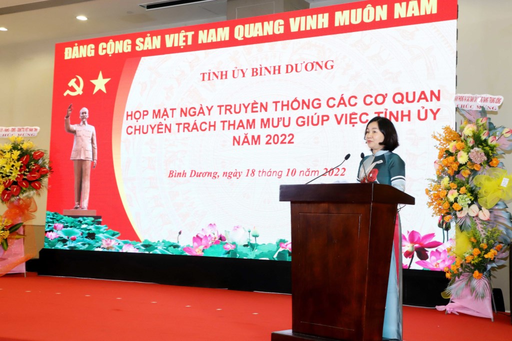 Đồng chí Trương Thị Bích Hạnh phát biểu ôn lại truyền thống các cơ quan chuyên trách, tham mưu giúp việc cho cấp ủy.