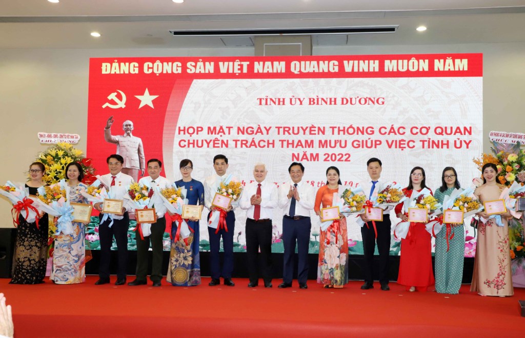 Trao kỷ niệm chương cho cán bộ các cơ quan chuyên trách, tham mưu giúp việc Tỉnh ủy.