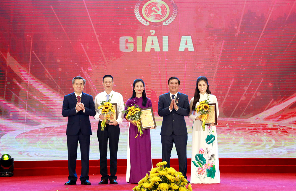Phó trưởng Ban Tổ chức Trung ương Nguyễn Quang Dương và Bí thư Tỉnh ủy Bùi Minh Châu trao giải A cho nhóm tác giả và tác giả đoạt giải.