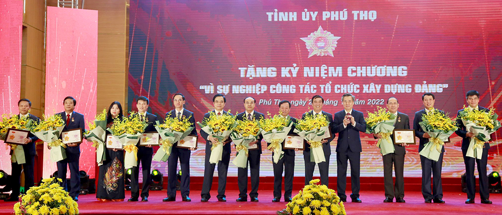 Phó Trưởng Ban Tổ chức Trung ương Nguyễn Quang Dương trao tặng Kỷ niệm chương “Vì sự nghiệp công tác Tổ chức xây dựng Đảng” cho 12 đồng chí có cống hiến, đóng góp đối với sự nghiệp công tác tổ chức xây dựng Đảng.
