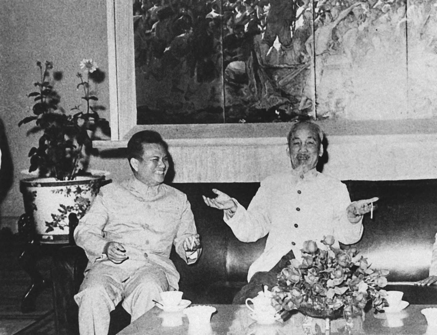 Chủ tịch Hồ Chí Minh tiếp và nói chuyện thân mật với đồng chí Kaysone Phomvihane, Trưởng Đoàn đại biểu Đảng và Mặt trận Lào yêu nước sang thăm hữu nghị Việt Nam (1966).