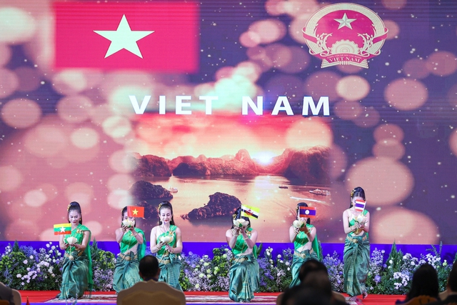 Lễ khai mạc thể hiện đậm đà bản sắc ASEAN thông qua các tiết mục văn nghệ truyền thống mang dấu ấn văn hóa của các nước thành viên - Ảnh: VGP/Nhật Bắc.