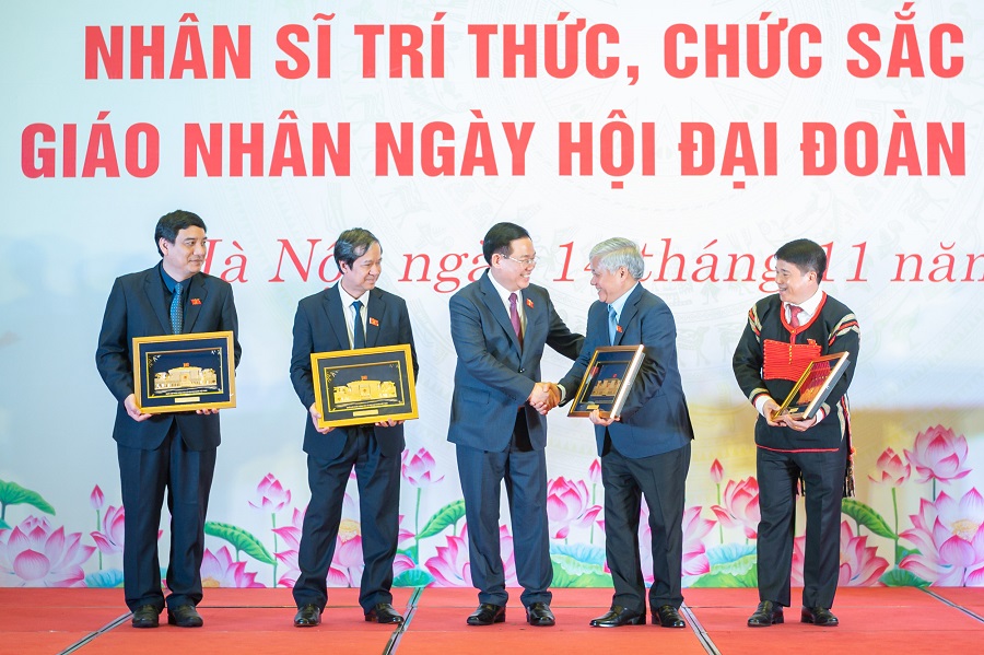 Chủ tịch Quốc hội Vương Đình Huệ tặng quà lưu niệm cho các lãnh đạo, nhà quản lý thuộc lĩnh vực dân tộc thiểu số, nhân sỹ, trí thức, chức sắc tôn giáo và nhà giáo.