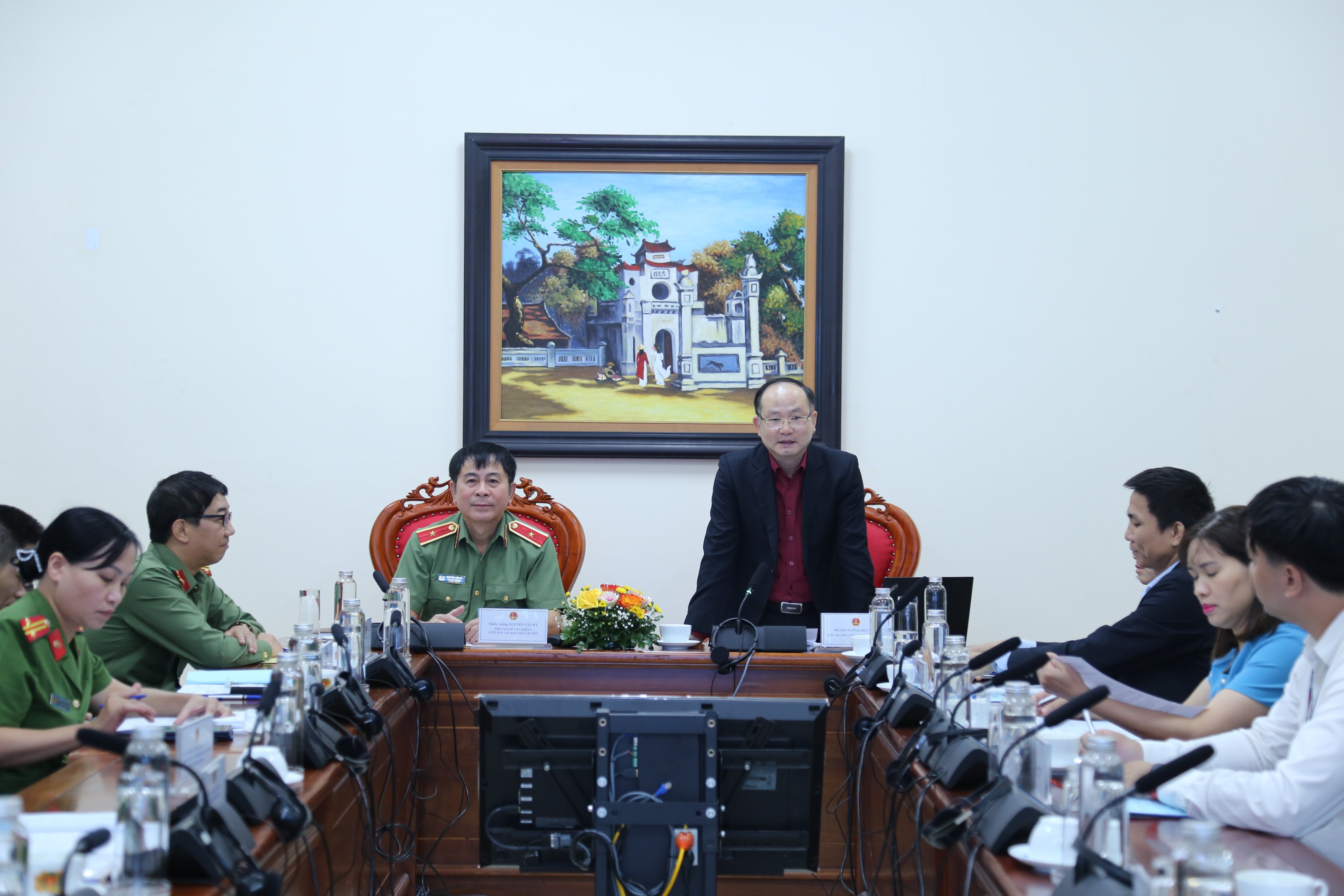 Đồng chí Tường Duy Kiên, Viện trưởng Viện Quyền con người, Học viện Chính trị Quốc gia Hồ Chí Minh phát biểu định hướng tham luận và điều hành Phiên 1 Hội thảo.