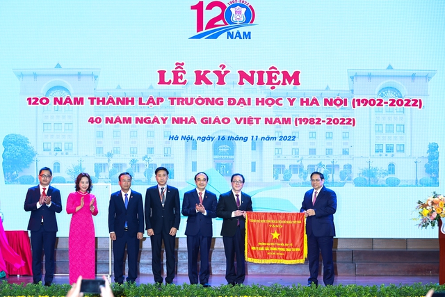 Thủ tướng Phạm Minh Chính trao Cờ thi đua của Chính phủ tặng Trường Đại học Y Hà Nội - Ảnh: VGP/Nhật Bắc.