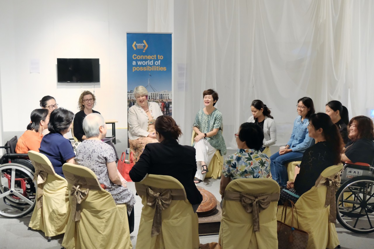 Đại sứ Australia về Phụ nữ và Trẻ em gái Christine Clarke tại buổi gặp với nhóm cựu sinh Úc làm việc về giới và thảo luận về chủ đề phụ nữ trong lãnh đạo.