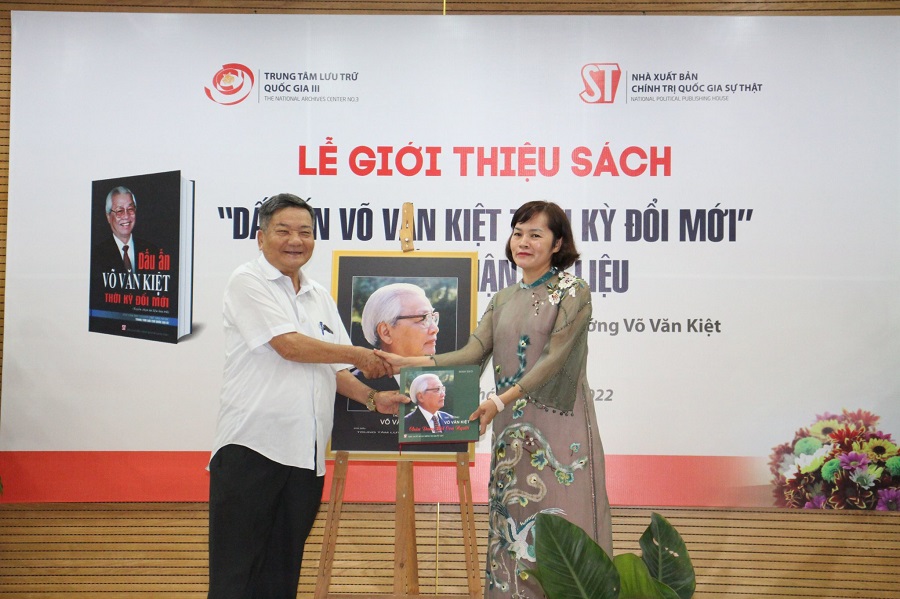 Đồng chí Trần Việt Hoa, Giám đốc Trung tâm Lưu trữ quốc gia III tiếp nhận một số hình ảnh quý về cố Thủ tướng Võ Văn Kiệt từ nhà nhiếp ảnh Ngô Minh Đạo.