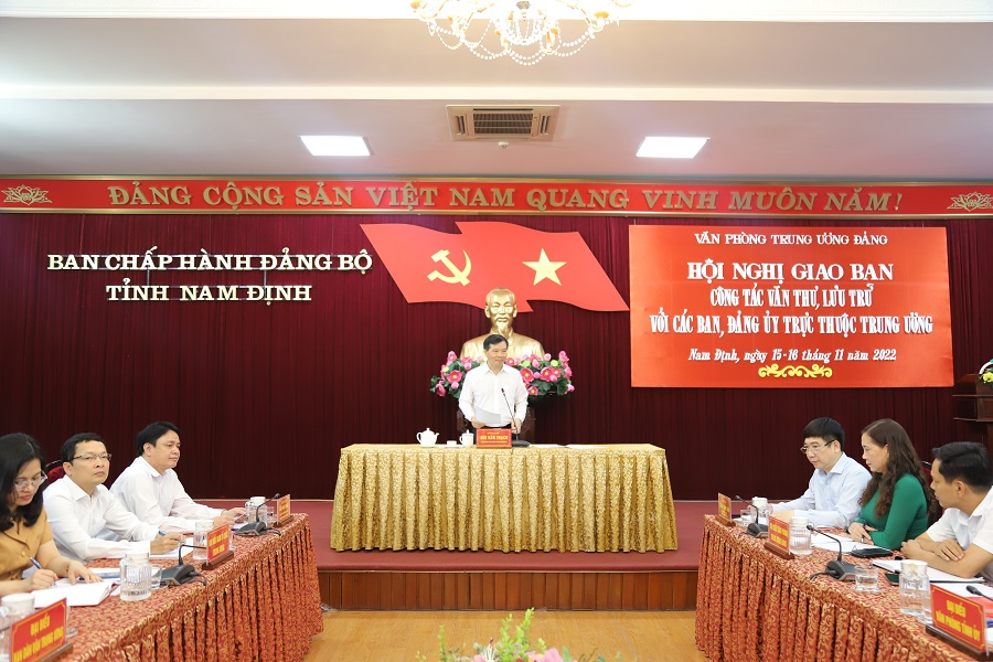 Đồng chí Bùi Văn Thạch, Phó Chánh Văn phòng Trung ương Đảng chủ trì hội nghị.