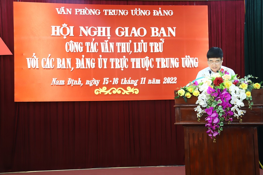Đồng chí Hoàng Anh Tuấn, Cục trưởng Cục Lưu trữ Văn phòng Trung ương Đảng đọc báo cáo tại Hội nghị