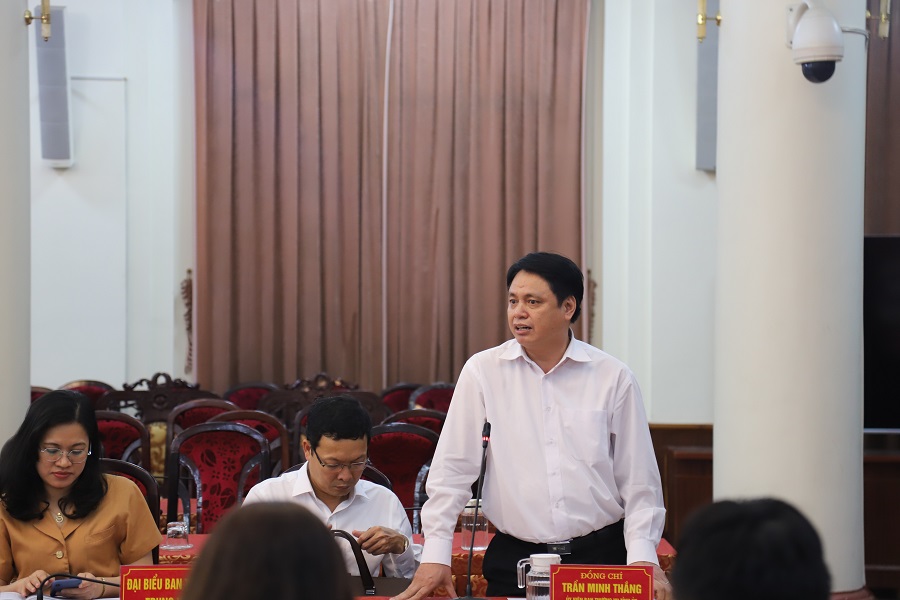 Đồng chí Trần Minh Thắng, Ủy viên Ban Thường vụ Tỉnh ủy, Trưởng Ban Dân vận Tỉnh ủy Nam Định phát biểu tại Hội nghị.