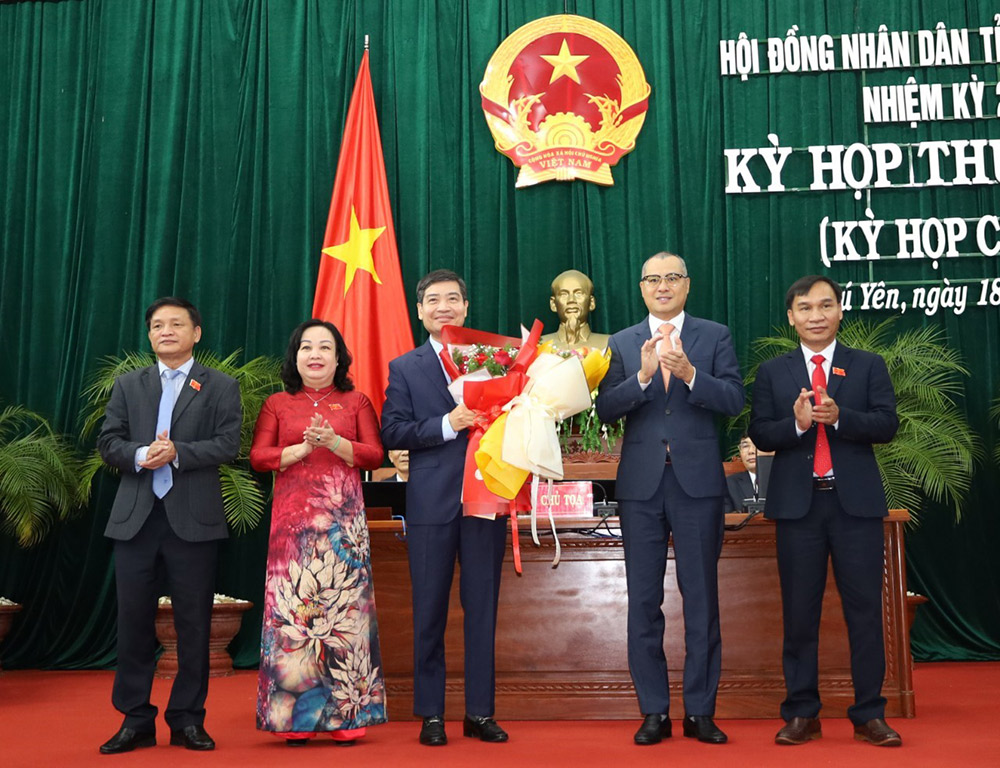 Các đồng lãnh đạo tỉnh tặng hoa chúc mừng đồng chí Tạ Anh Tuấn được bầu giữ chức Chủ tịch UBND tỉnh. Ảnh: Báo Phú Yên