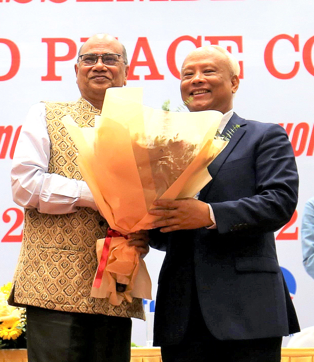 Ông Pallab Sengupta, tân Chủ tịch Hội đồng Hòa bình thế giới nhận hoa chúc mừng từ ông Uông Chu Lưu, Chủ tịch Uỷ ban Hoà bình Việt Nam.