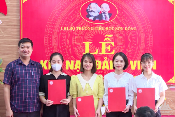 Các đảng viên mới của Chi bộ Trường Tiểu học Sơn Đông vinh dự, tự hào khi được cầm trên tay Quyết định kết nạp đảng viên.
