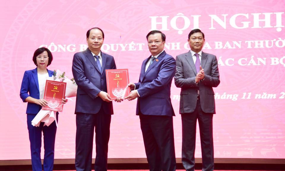 Bí thư Thành uỷ Hà Nội Đinh Tiến Dũng trao quyết định cho đồng chí Nguyễn Doãn Toản.