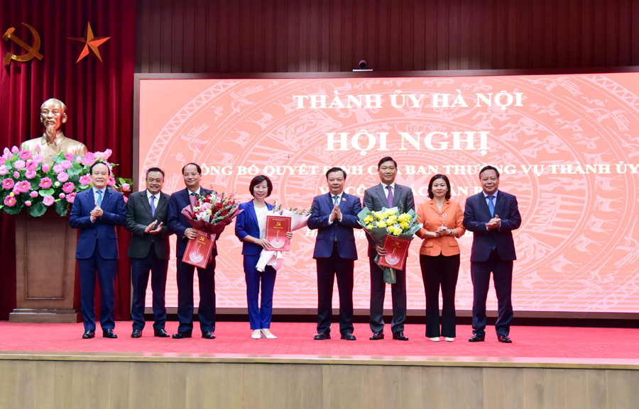 Các đồng chí Thường trực Thành ủy Hà Nội tặng hoa chúc mừng các đồng chí nhận nhiệm vụ mới.