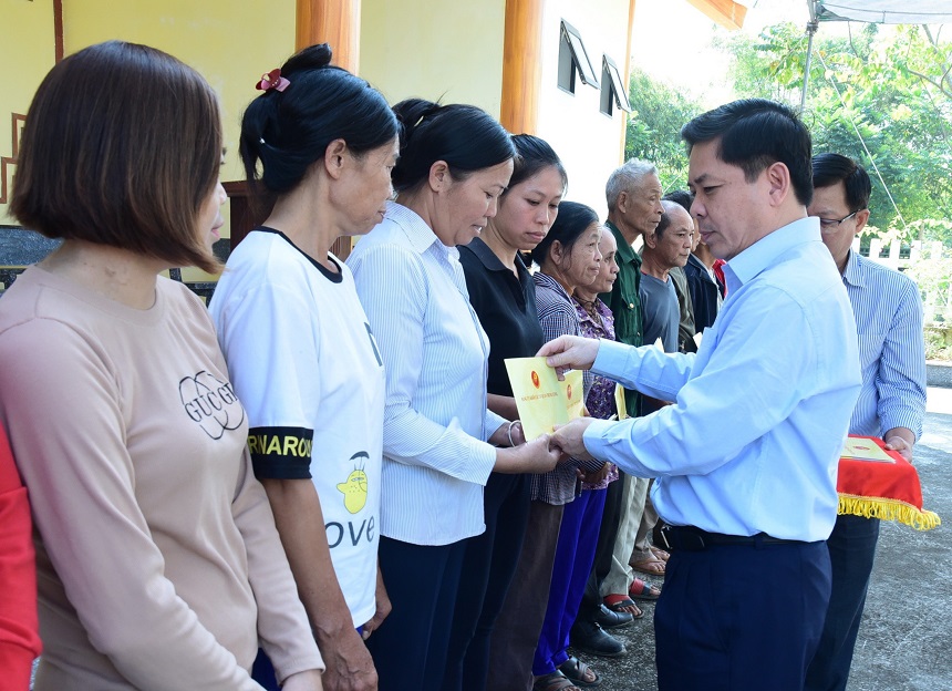 Đ/c Nguyễn Văn Thể tặng quà cho các gia đình có hoàn cảnh khó khăn ở xã Minh Thanh.