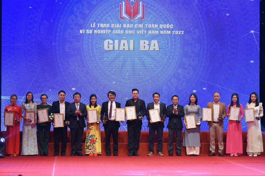 Đại diện nhóm tác giả Tạp chí Xây dựng Đảng (thứ 7 từ trái sang) nhận Giải Ba từ Ban Tổ chức.