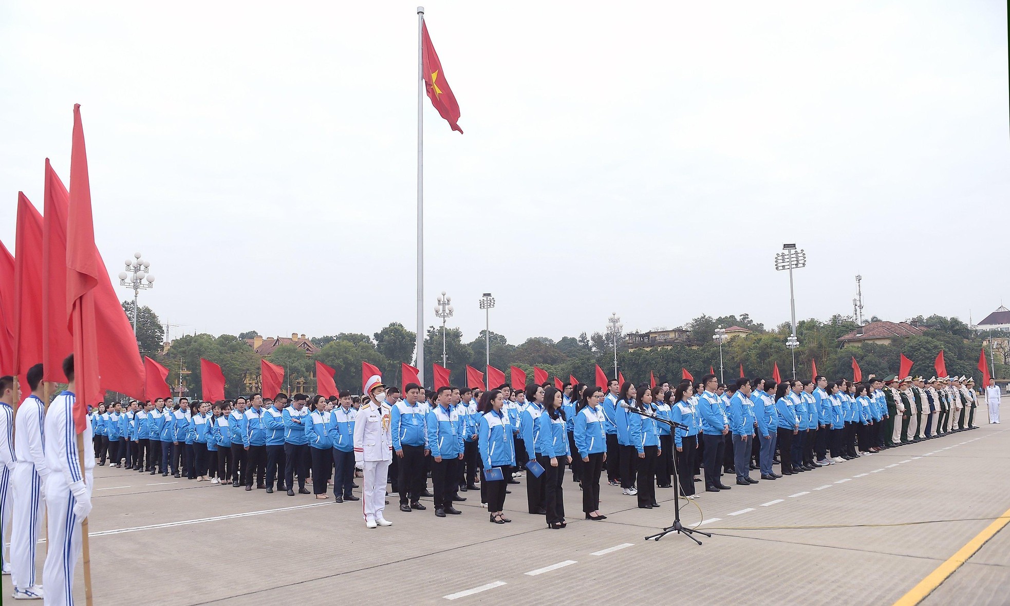 980 đại biểu tham dự Đại hội đại biểu toàn quốc Đoàn TNCS Hồ Chí Minh lần thứ XII làm lễ báo công dâng Bác. Ảnh: Tienphong.vn