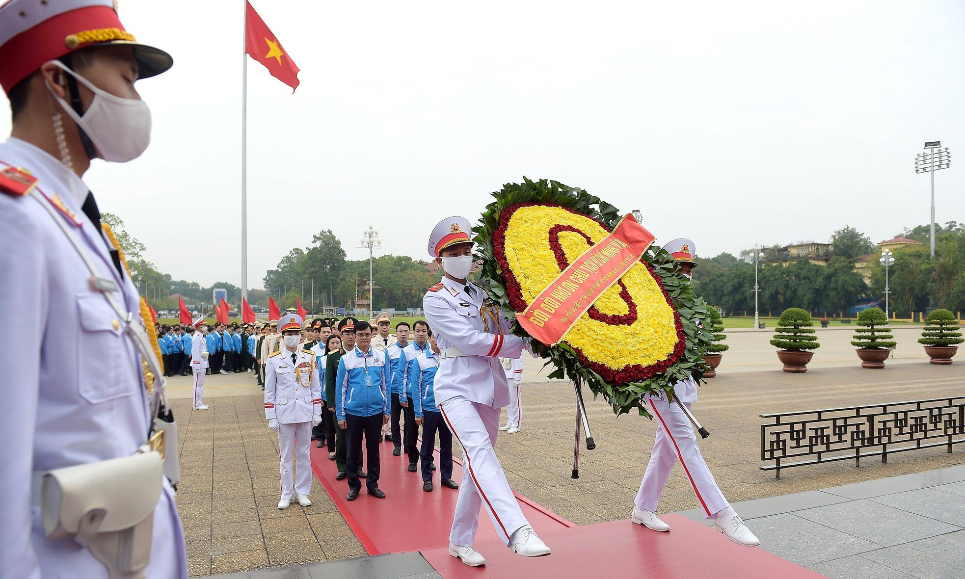 Ủy viên dự khuyết Trung ương Đảng, Bí thư thứ nhất Trung ương Đoàn Bùi Quang Huy cùng các đại biểu làm lễ báo công dâng Bác. Ảnh: Tienphong.vn