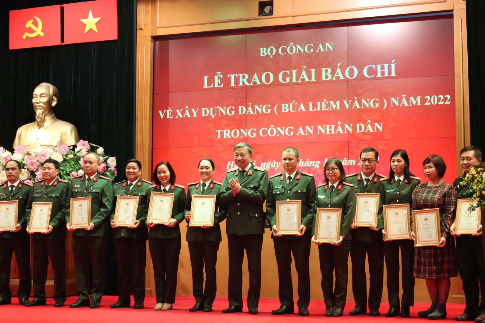 Đồng chí Tô Lâm trao tặng thưởng cho nhóm tác giả đoạt giải A và chụp ảnh cùng nhóm các tác giả đoạt giải.
