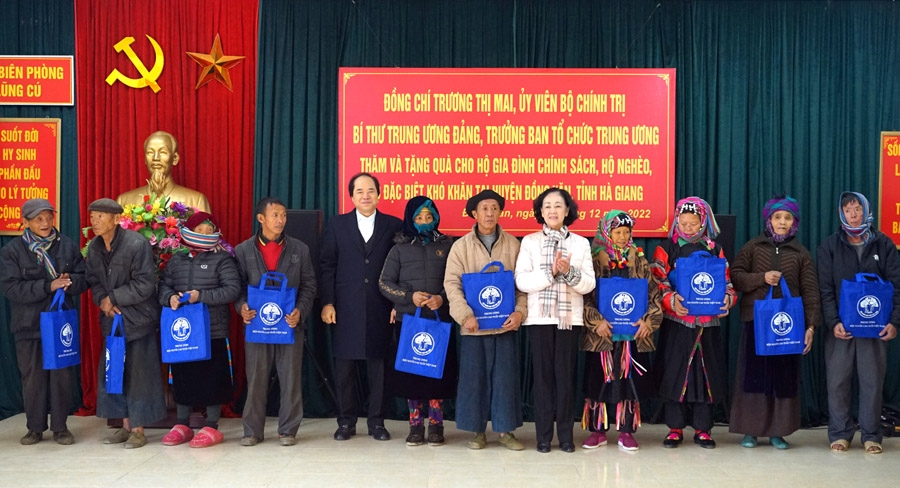 Trưởng Ban Tổ chức Trung ương Trương Thị Mai và lãnh đạo Trung ương Hội Người cao tuổi Việt Nam tặng quà cho người cao tuổi trên địa bàn xã Lũng Cú.