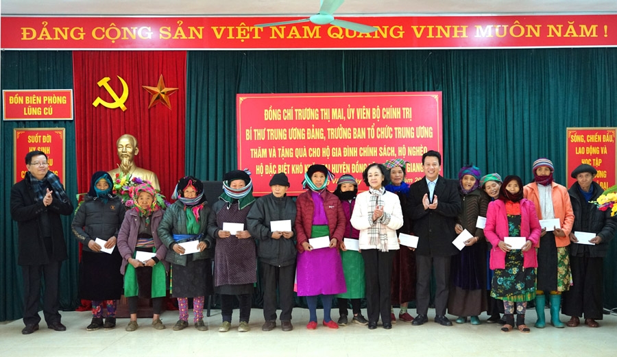 Đồng chí Trương Thị Mai cùng Đoàn công tác trao quà cho một số gia đình chính sách, hộ nghèo, hộ đặc biệt khó khăn trên địa bàn xã Lũng Cú.