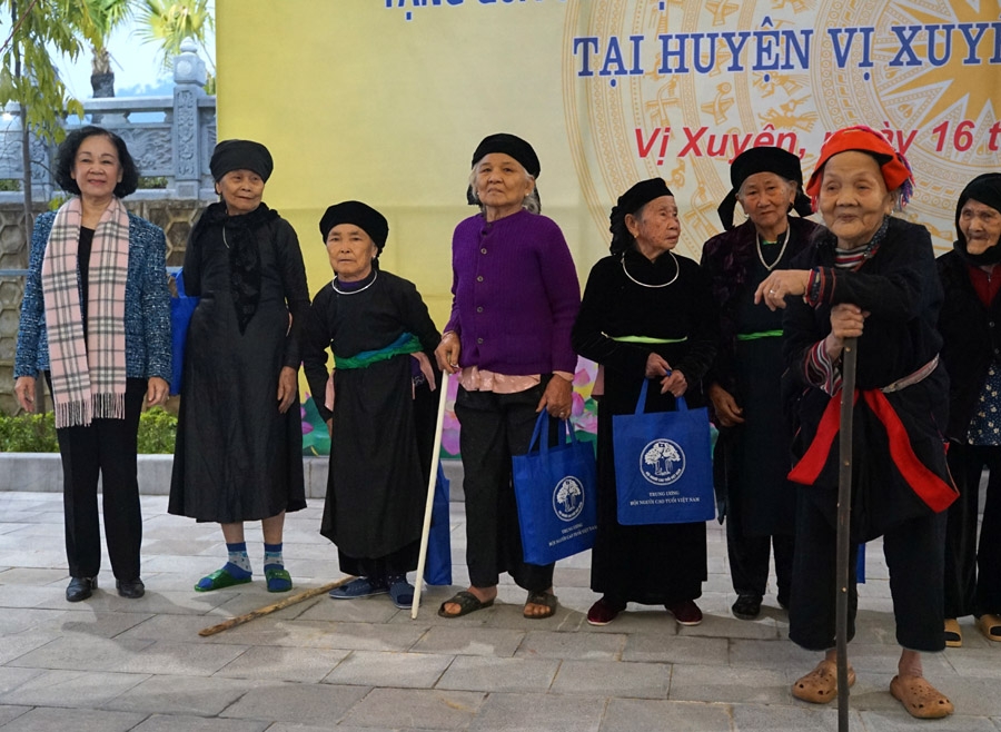 Đồng chí Trương Thị Mai tặng quà cho một số gia đình chính sách, người cao tuổi trên địa bàn huyện Vị Xuyên.