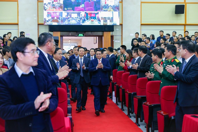 Thủ tướng Phạm Minh Chính đến dự Hội nghị tổng kết công tác năm 2022, triển khai nhiệm vụ năm 2023 của Bộ Thông tin và Truyền thông - Ảnh: VGP/Nhật Bắc.