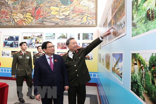 Thủ tướng Phạm Minh Chính và Đại tướng Tô Lâm, Bộ trưởng Bộ Công an xem trưng bày ảnh về các hoạt động của lực lượng công an. (Ảnh: Dương Giang/TTXVN).