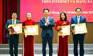 Hà Giang trao Giải báo chí về xây dựng Đảng và Cuộc thi video clip đấu tranh phản bác thông tin xấu độc