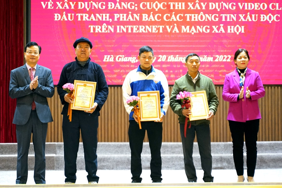 Chủ nhiệm Uỷ ban Kiểm tra Tỉnh ủy Trần Quang Minh và Phó Chủ tịch Thường trực HĐND tỉnh Chúng Thị Chiên trao Chứng nhận nhân vật tiêu biểu cho các cá nhân tham gia giải.