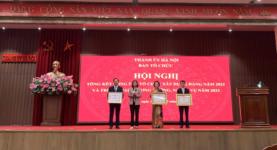 Đồng chí Nguyễn Thị Tuyến trao Bằng khen của Thủ tướng Chính phủ cho tập thể, cá nhân Ngành Tổ chức xây dựng Đảng TP. Hà Nội.