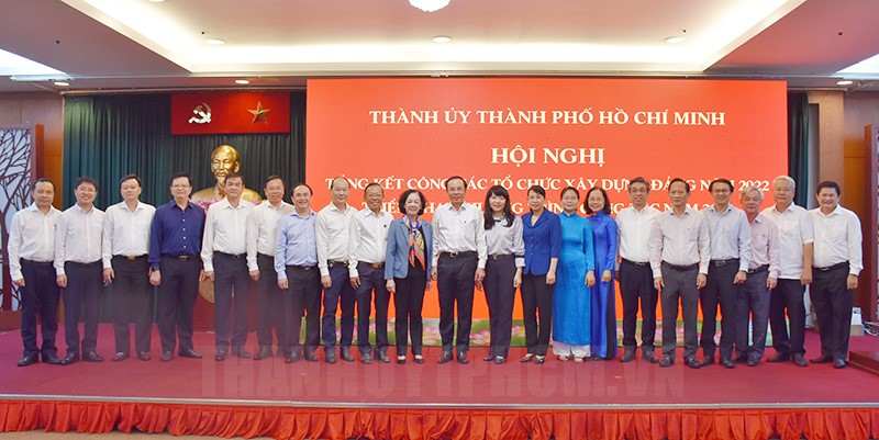 Đồng chí Trương Thị Mai và đồng chí Nguyễn Văn Nên cùng các đại biểu chụp hình lưu niệm.