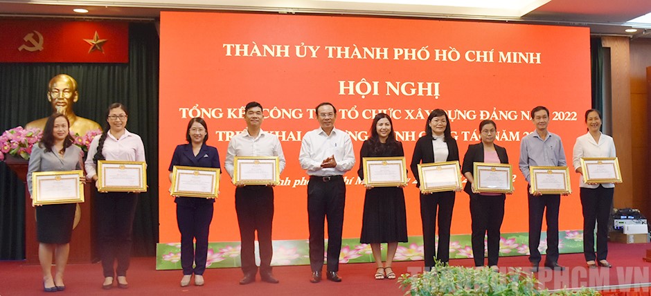 Đồng chí Nguyễn Văn Nên trao Bằng khen cho các tập thể.